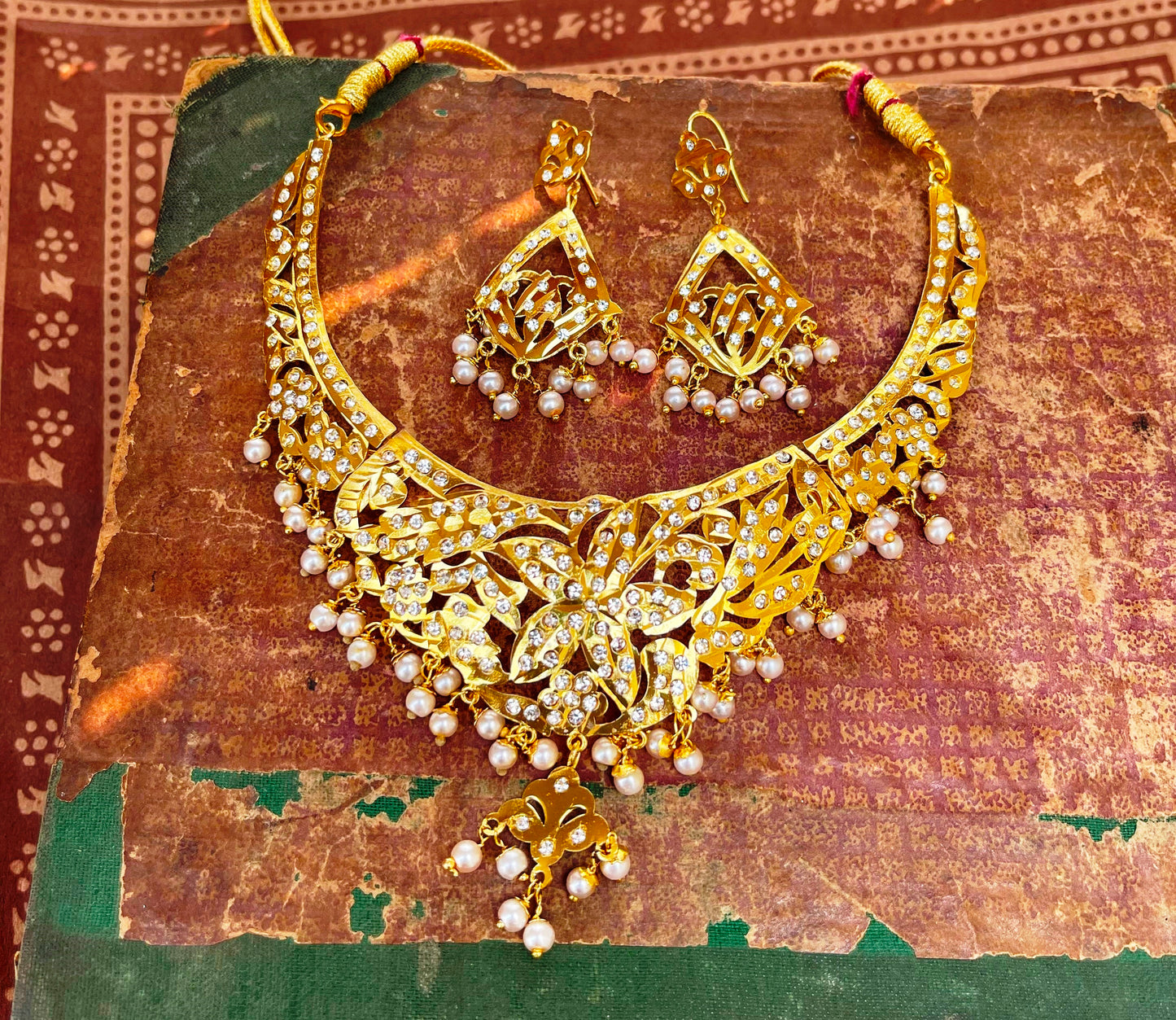 The Noori Jadau Jewelry Set